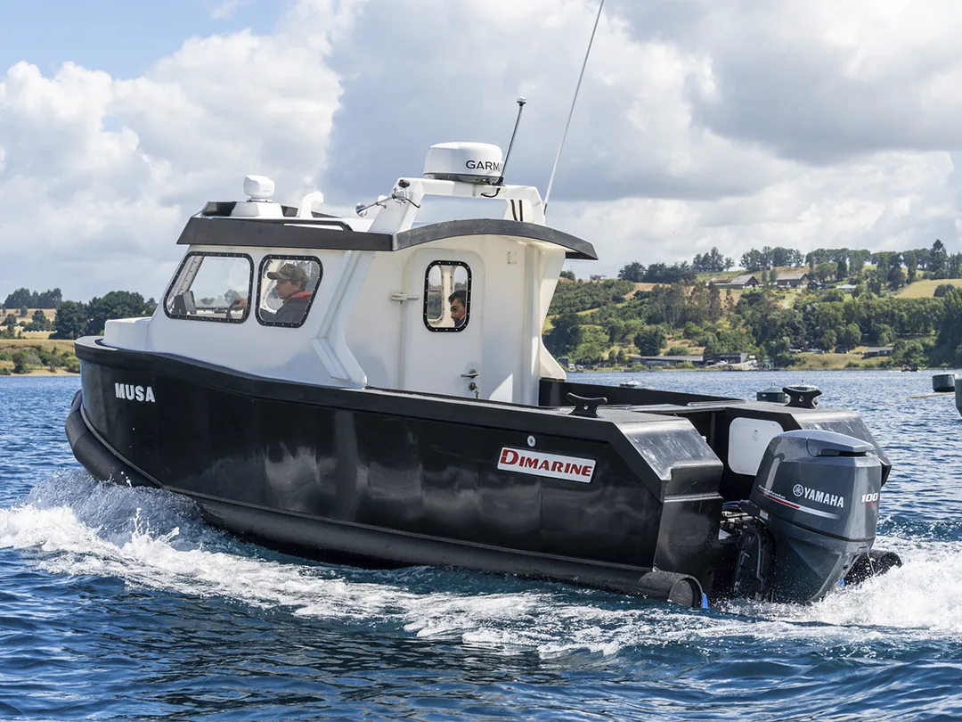 Embarcación HDPE 6.5 MT Dimarine para servicio y navegación en canales