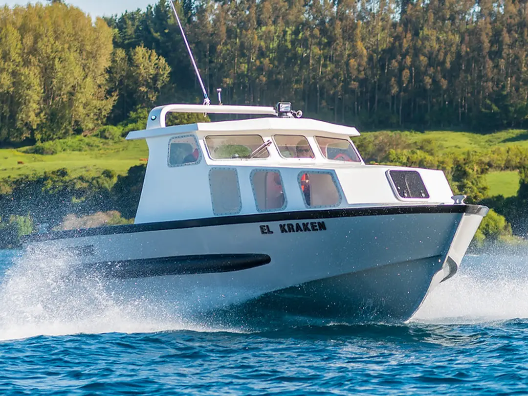 Lancha HDPE Dimarine con cabina configurada para servicio marítimo