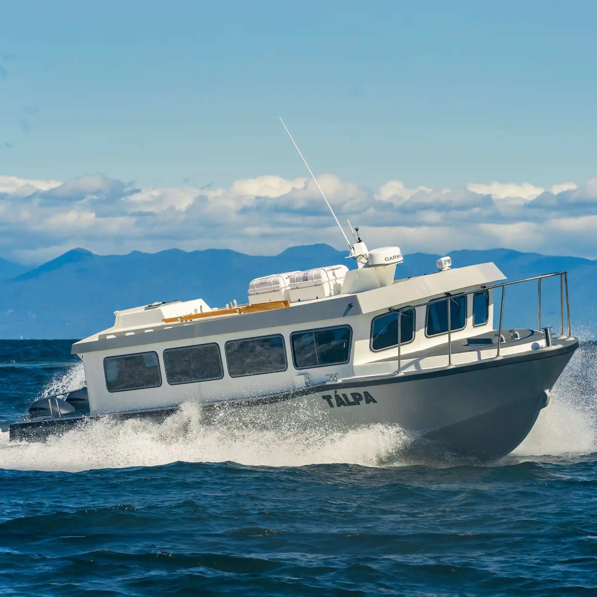 Embarcación operando en el agua, solución náutica Dimarine para trabajo y transporte marítimo