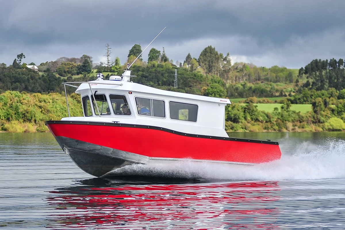 Lancha de aluminio Dimarine fabricada a pedido navegando en Chile